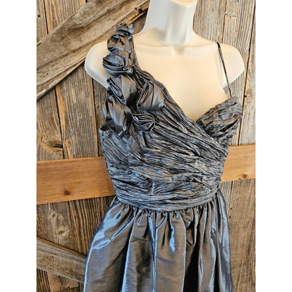 Maggy London Silver Gray Metallic Crinkle Sweetheart Shoulder Rosette Dress 14 ^ - Picture 2 of 9